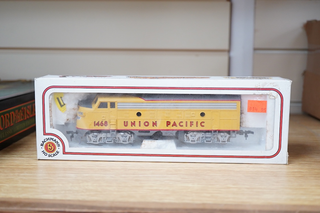 A quantity of US outline HO railway by Athearn, Bachmann, etc. including three locomotives; a Union Pacific Bo-Bo diesel, 1468, a Santa Fe Bo-Bo diesel, 5707, and a Santa Fe 0-4-0 tender engine, together with a 12-wheel